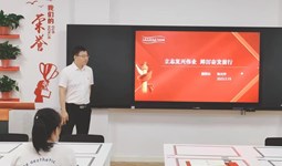 学院副院长张光宇为经贸系讲授主题党课